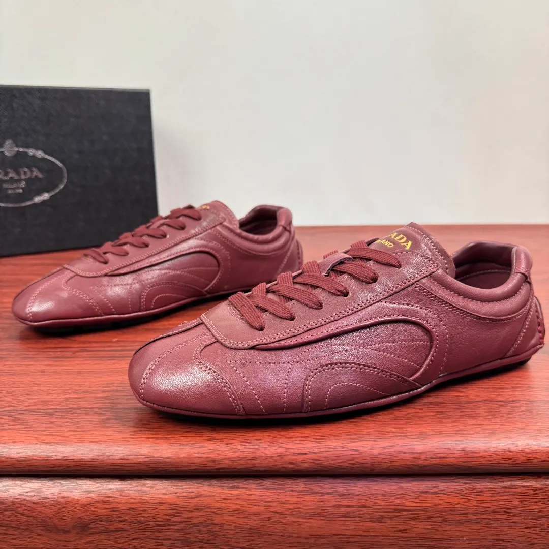 Batch 780 Prada/Prada Montecarlo Re-Edition 2005 Nappa sheepskin/nubuck leather sneakers, men's men's men's shoes for easy shipping! Featuring an antique finish, these sneakers combine style and comfort in a sophisticated and innovative design. The silhouette inspired by driving shoes is soft and flexible, and the deconstructed sole gives it a lightweight look and smooth aesthetic. Prominent top stitching enhances the sporty soul of this hybrid sneaker. It is paired with a lightweight and flexible rubber sole, a visible convex sole pattern embellishment, and a wrapped insole. The whole package! Size: 39-40-41-42-43-44 Leather shoe size Item number: 4E1165 Sheepskin wine red